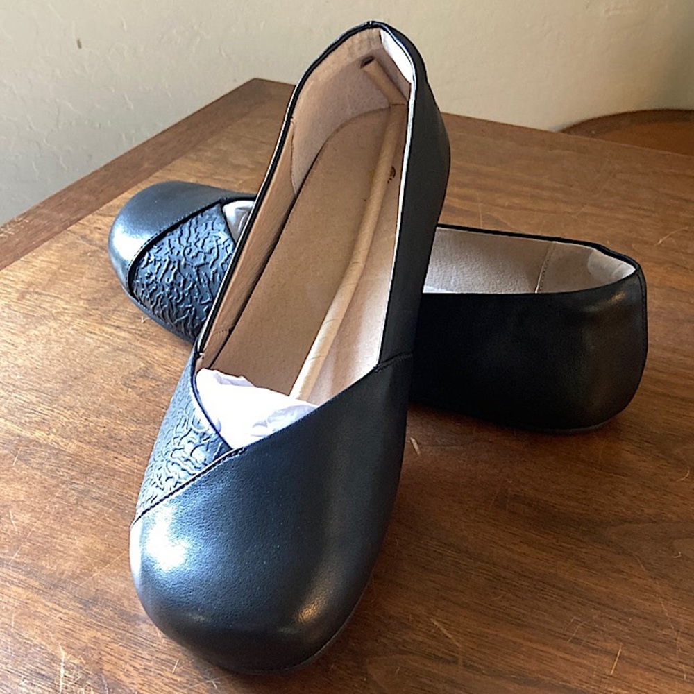 Xero Phoenix Leather Flat NWT size 9.5 / 40